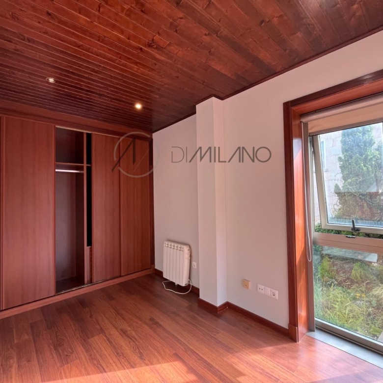 Chalet pareado de piedra con piscina, 4 habitaciones y gran terraza en Vilariño (Cangas).