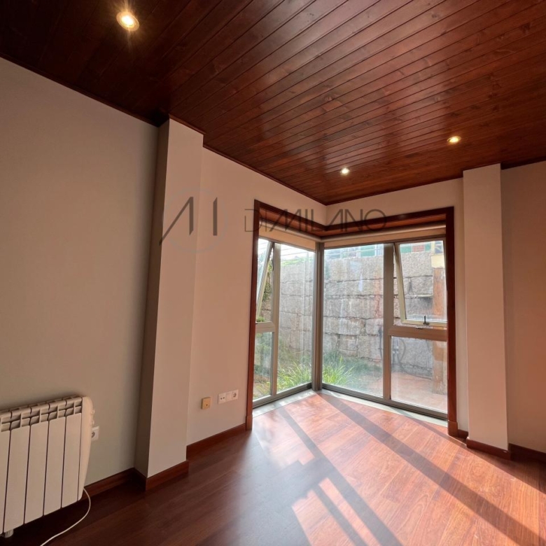 Chalet pareado de piedra con piscina, 4 habitaciones y gran terraza en Vilariño (Cangas).
