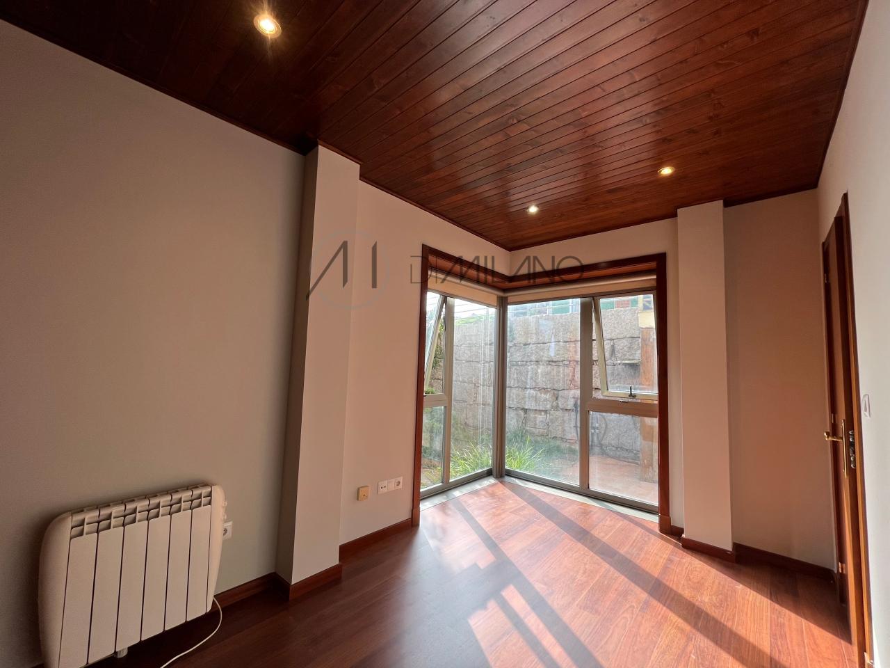 Chalet pareado de piedra con piscina, 4 habitaciones y gran terraza en Vilariño (Cangas).