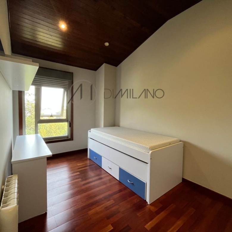 Chalet pareado de piedra con piscina, 4 habitaciones y gran terraza en Vilariño (Cangas).