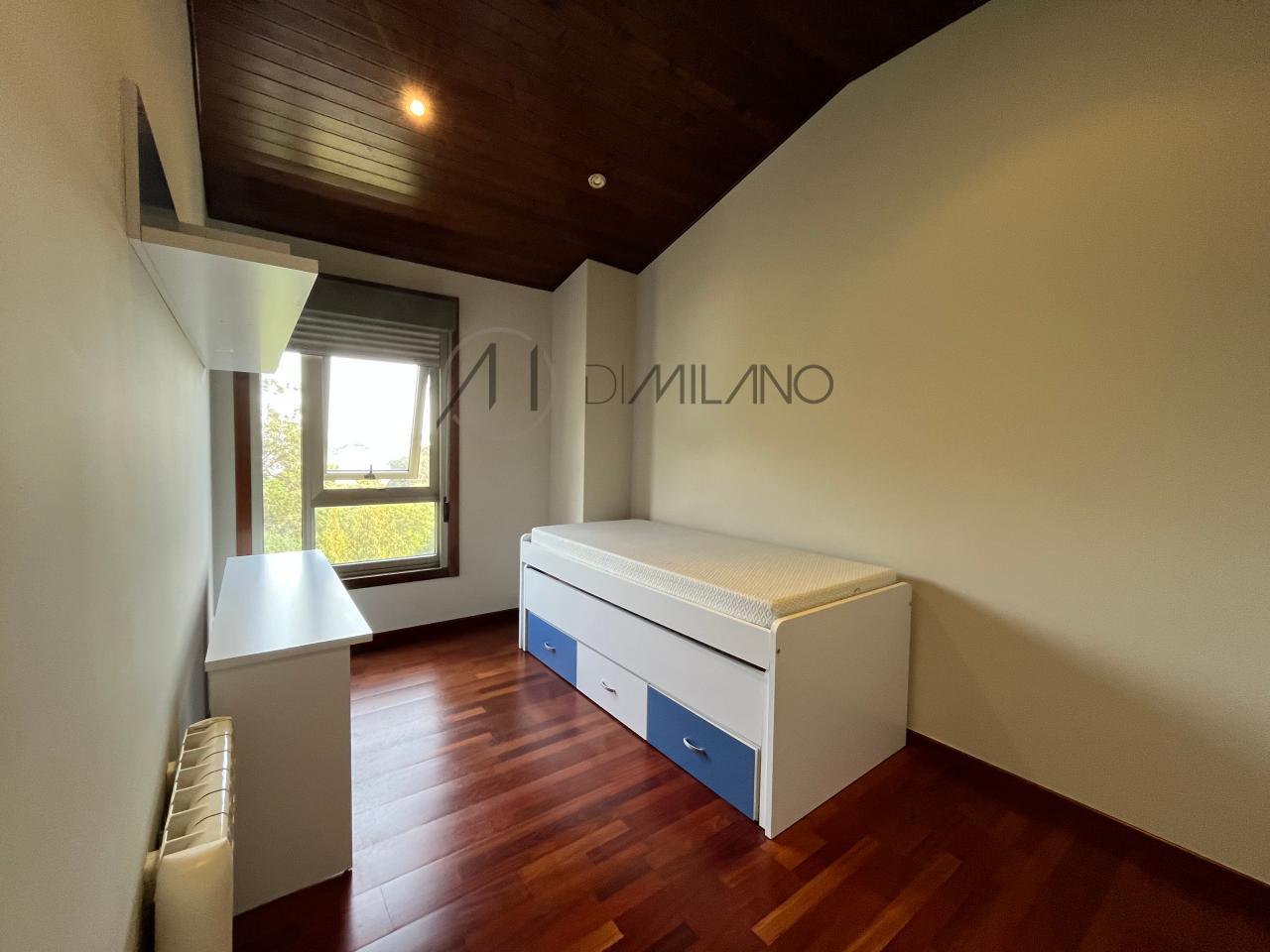 Chalet pareado de piedra con piscina, 4 habitaciones y gran terraza en Vilariño (Cangas).