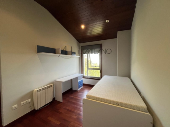 Chalet pareado de piedra con piscina, 4 habitaciones y gran terraza en Vilariño (Cangas).
