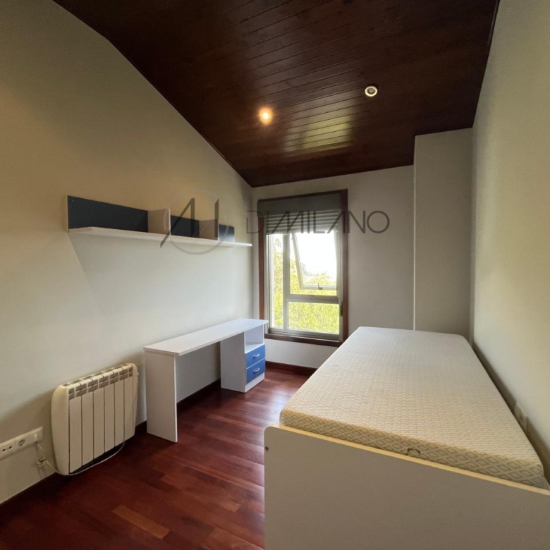 Chalet pareado de piedra con piscina, 4 habitaciones y gran terraza en Vilariño (Cangas).