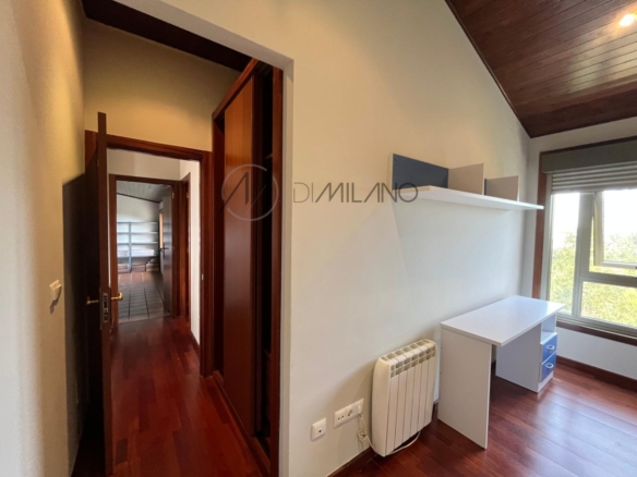 Chalet pareado de piedra con piscina, 4 habitaciones y gran terraza en Vilariño (Cangas).