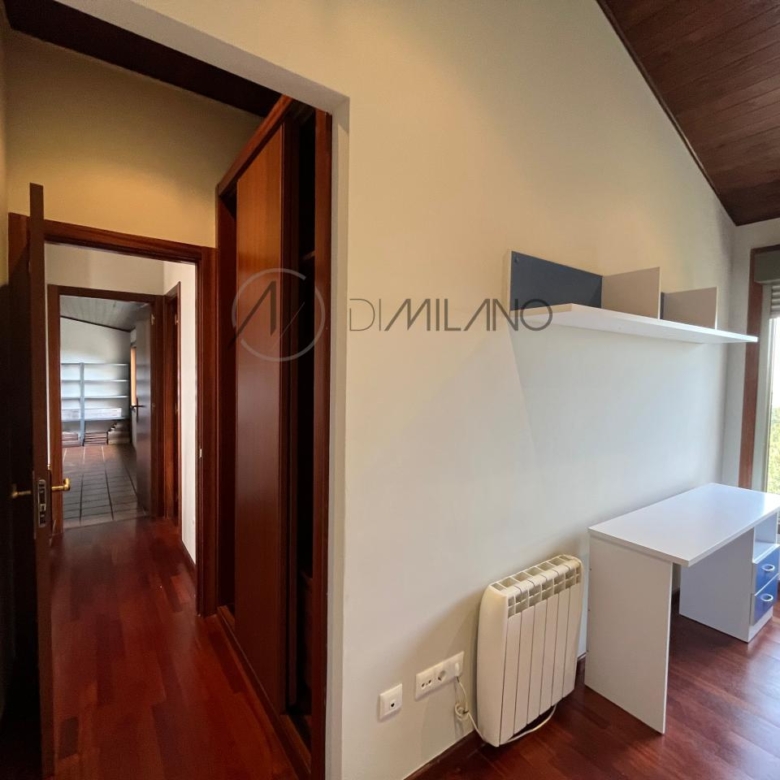 Chalet pareado de piedra con piscina, 4 habitaciones y gran terraza en Vilariño (Cangas).
