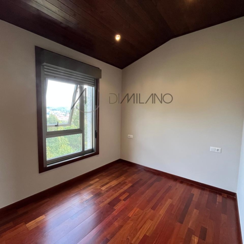 Chalet pareado de piedra con piscina, 4 habitaciones y gran terraza en Vilariño (Cangas).