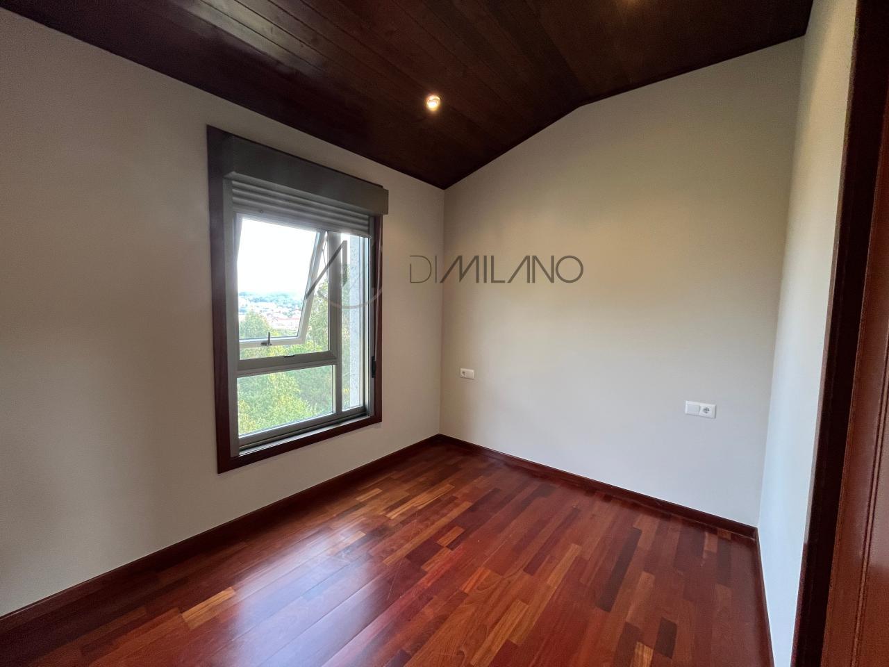 Chalet pareado de piedra con piscina, 4 habitaciones y gran terraza en Vilariño (Cangas).