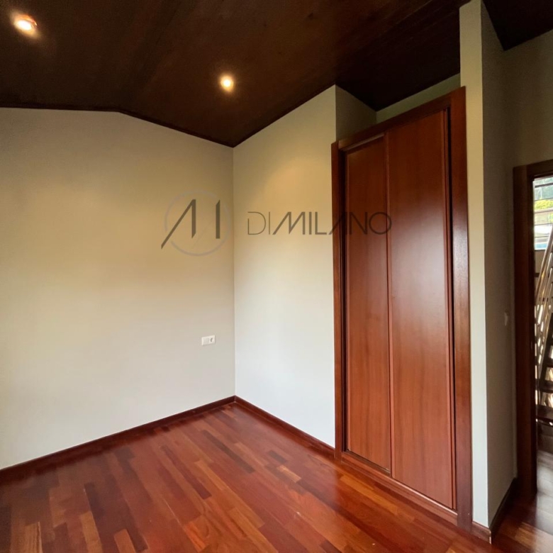 Chalet pareado de piedra con piscina, 4 habitaciones y gran terraza en Vilariño (Cangas).