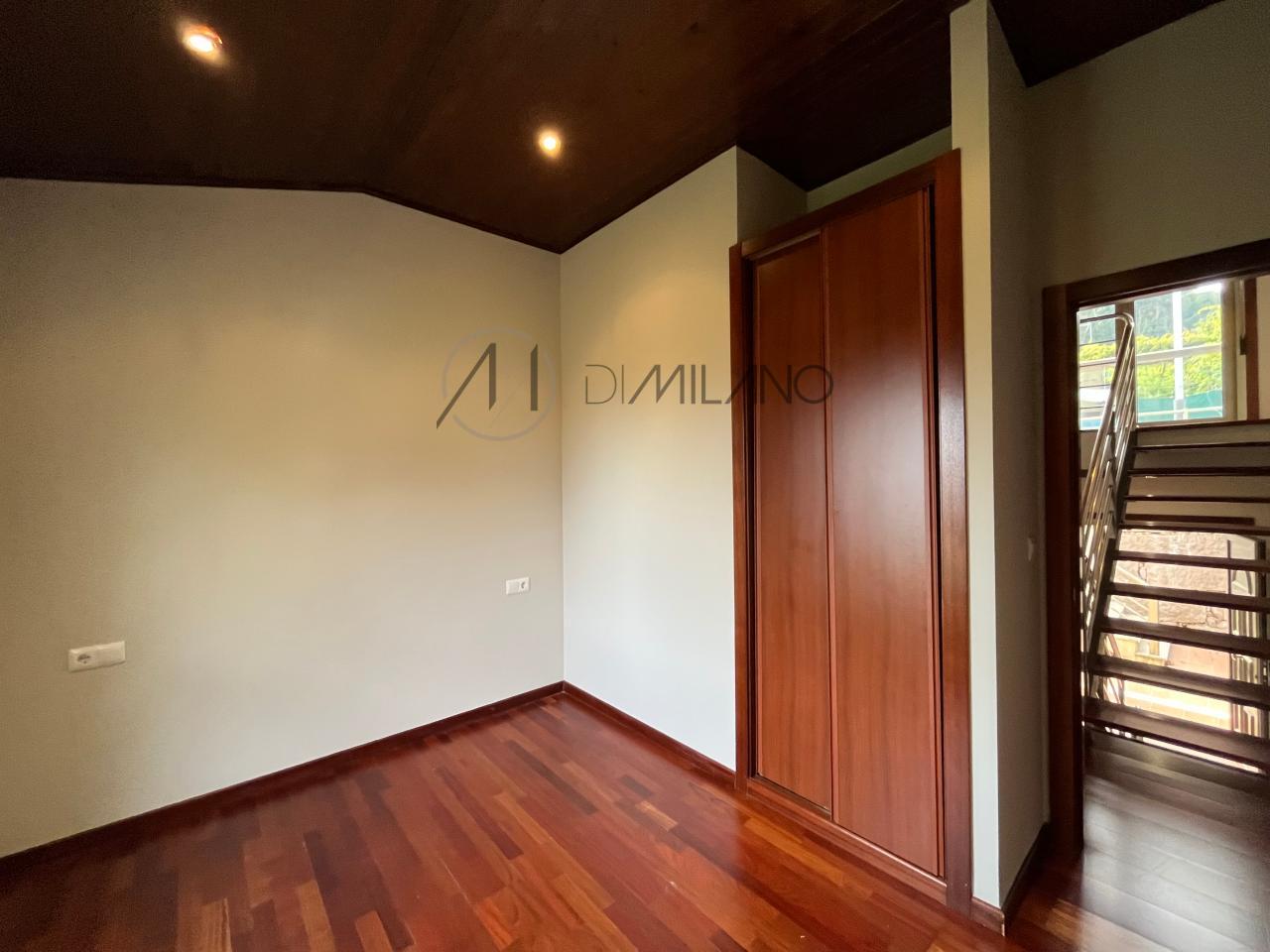 Chalet pareado de piedra con piscina, 4 habitaciones y gran terraza en Vilariño (Cangas).