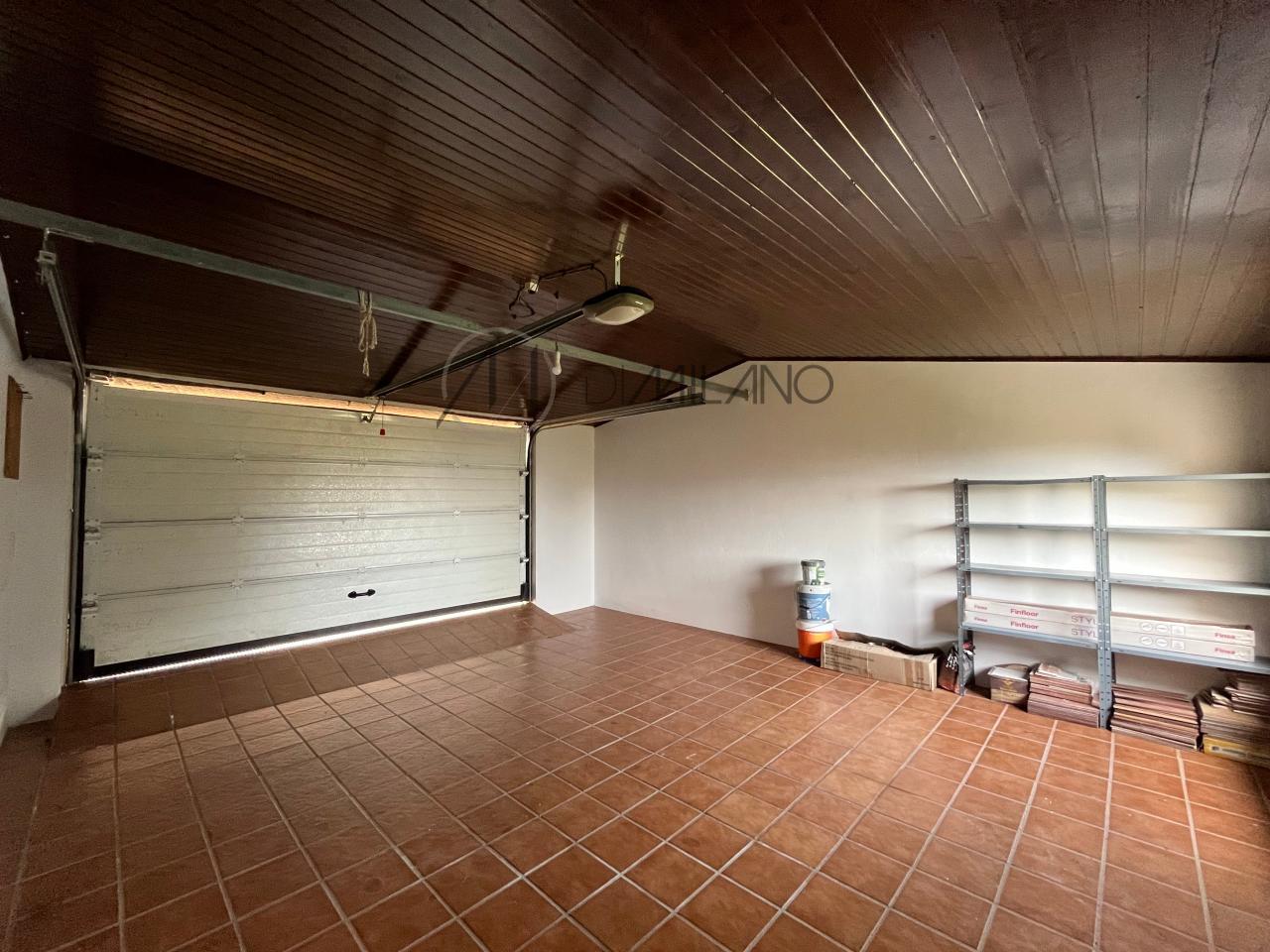 Chalet pareado de piedra con piscina, 4 habitaciones y gran terraza en Vilariño (Cangas).