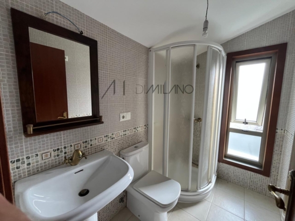 Chalet pareado de piedra con piscina, 4 habitaciones y gran terraza en Vilariño (Cangas).