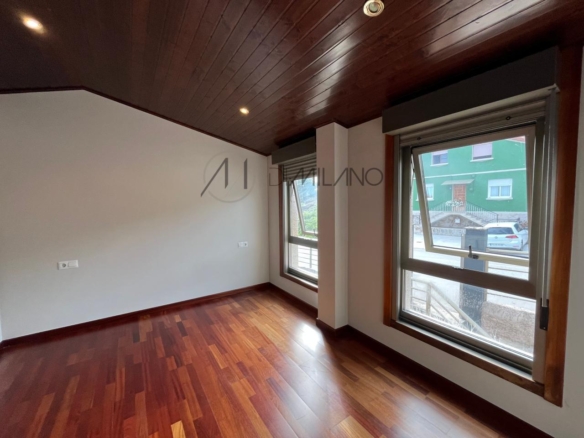Chalet pareado de piedra con piscina, 4 habitaciones y gran terraza en Vilariño (Cangas).