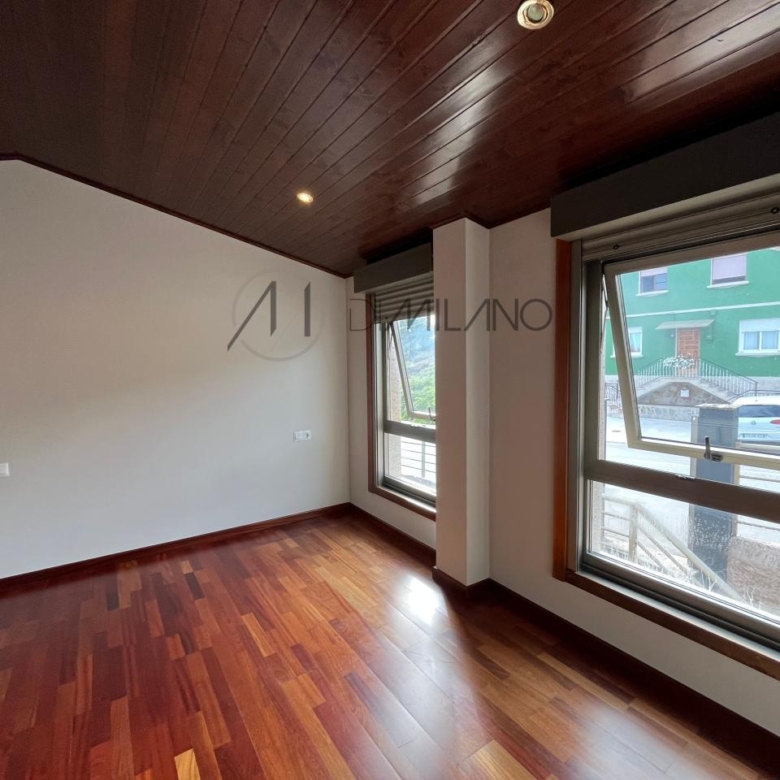 Chalet pareado de piedra con piscina, 4 habitaciones y gran terraza en Vilariño (Cangas).
