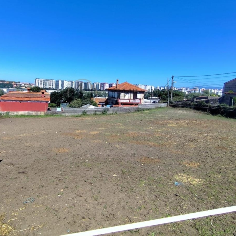 Terreno edificable con posibilidad de construir dos viviendas en San Andrés de Comesaña, Vigo