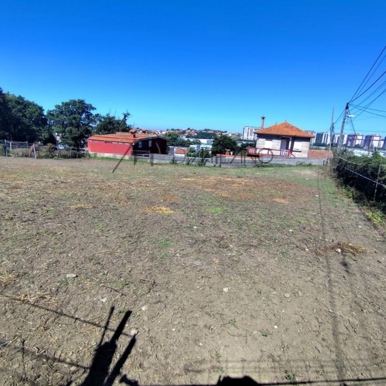 Terreno edificable con posibilidad de construir dos viviendas en San Andrés de Comesaña, Vigo
