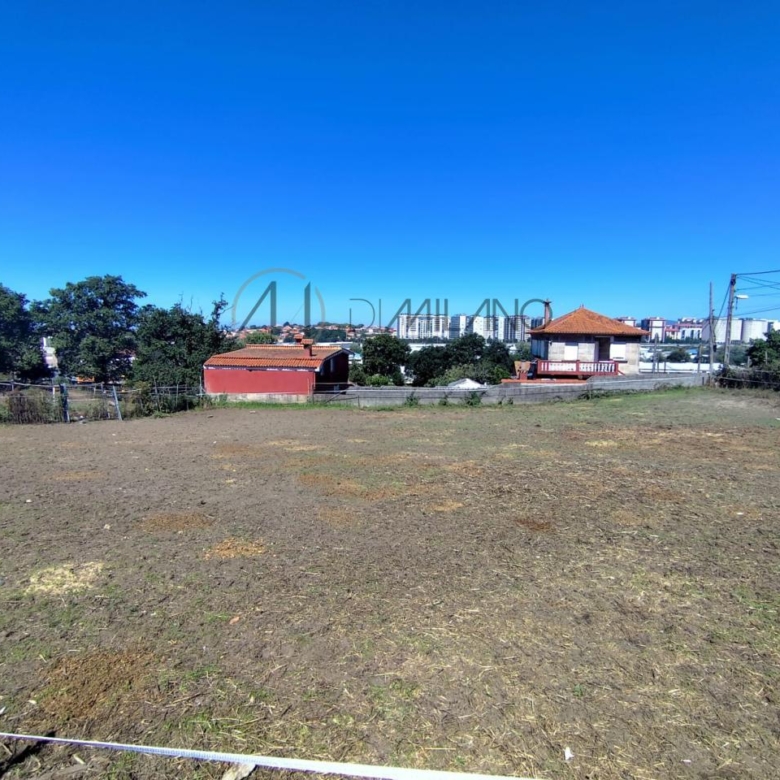 Terreno edificable con posibilidad de construir dos viviendas en San Andrés de Comesaña, Vigo
