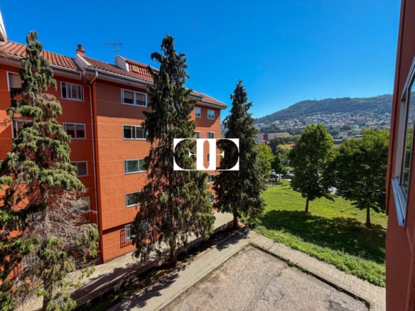 Piso en venta en Teis, Vigo, con 3 dormitorios, garaje y trastero