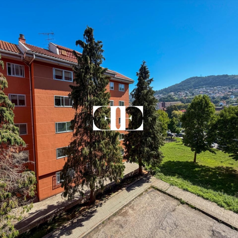 Piso en venta en Teis, Vigo, con 3 dormitorios, garaje y trastero