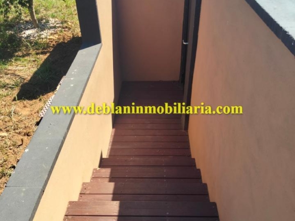 SE ALQUILA  CASA DE MADERA CON JARDÍN EN VALENÇA DO MINHO