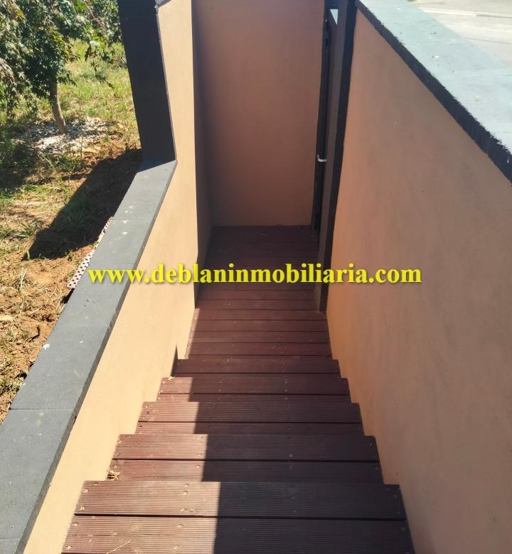 SE ALQUILA  CASA DE MADERA CON JARDÍN EN VALENÇA DO MINHO