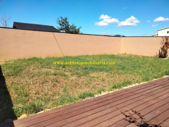SE ALQUILA  CASA DE MADERA CON JARDÍN EN VALENÇA DO MINHO