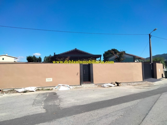 SE ALQUILA  CASA DE MADERA CON JARDÍN EN VALENÇA DO MINHO