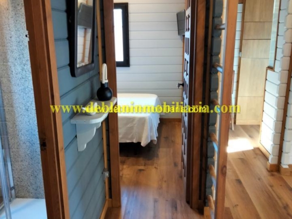 SE ALQUILA  CASA DE MADERA CON JARDÍN EN VALENÇA DO MINHO