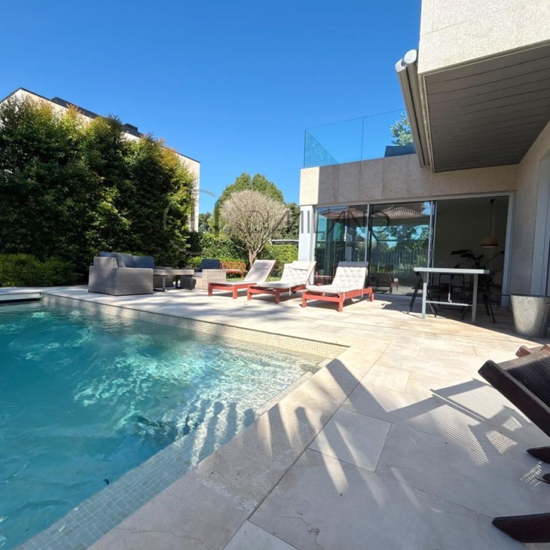 Casa con piscina en la playa. A diez minutos de Vigo