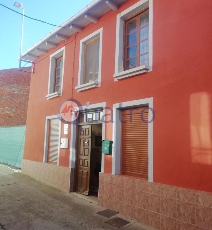 Gran casa con patio y garaje en el centro de San Martín del Camino