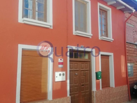Gran casa con patio y garaje en el centro de San Martín del Camino