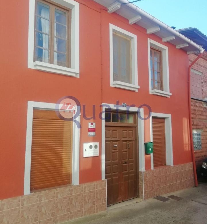 Gran casa con patio y garaje en el centro de San Martín del Camino