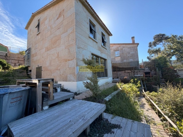 CHALET DE PIEDRA CON VISTAS AL MAR EN HIO, CANGAS