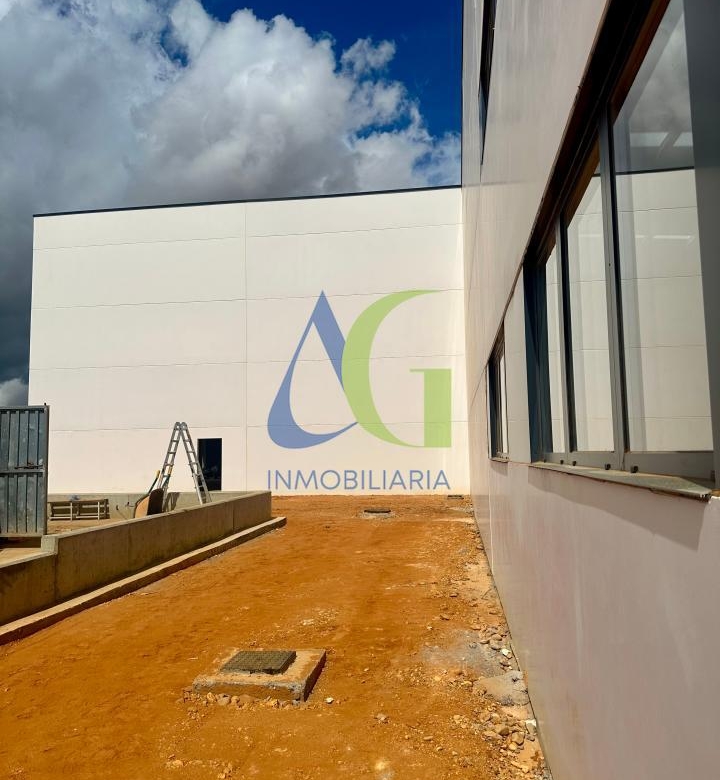 SE ALQUILA NAVE RECIEN CONSTRUIDA 4.497 M  VILLADANGOS DEL PARAMO EN LEÓN