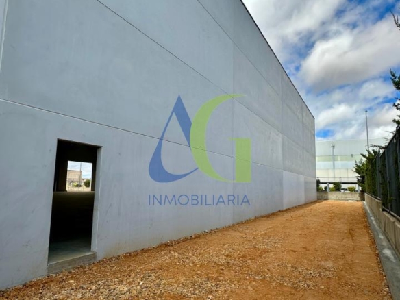 SE ALQUILA NAVE RECIEN CONSTRUIDA 4.497 M  VILLADANGOS DEL PARAMO EN LEÓN