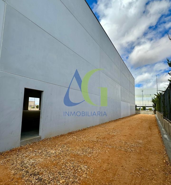 SE ALQUILA NAVE RECIEN CONSTRUIDA 4.497 M  VILLADANGOS DEL PARAMO EN LEÓN