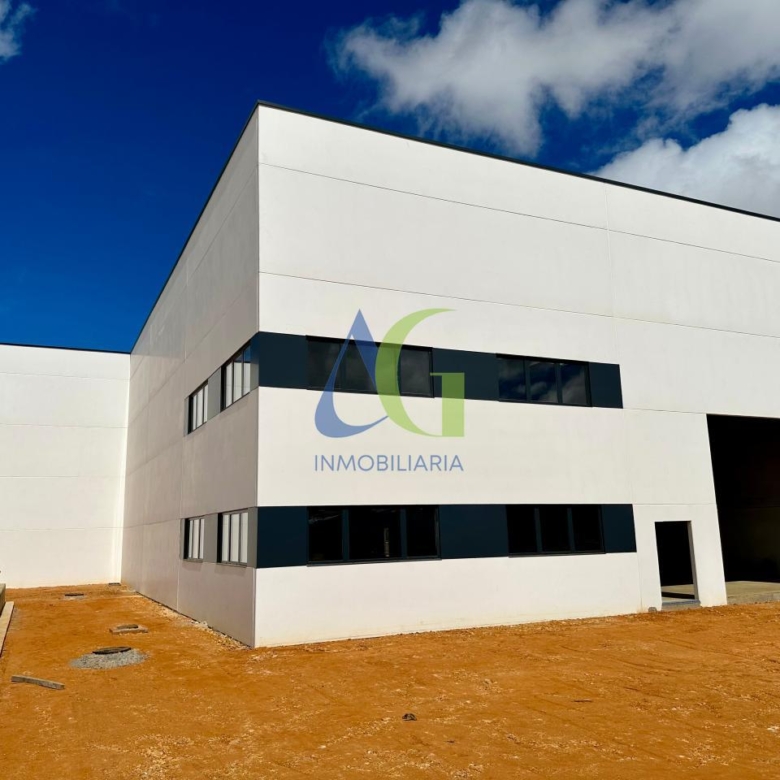 SE ALQUILA NAVE DE 4.500M EN EL POLIGONO  INDUSTRIAL DE VILLADANGOS EN LEON