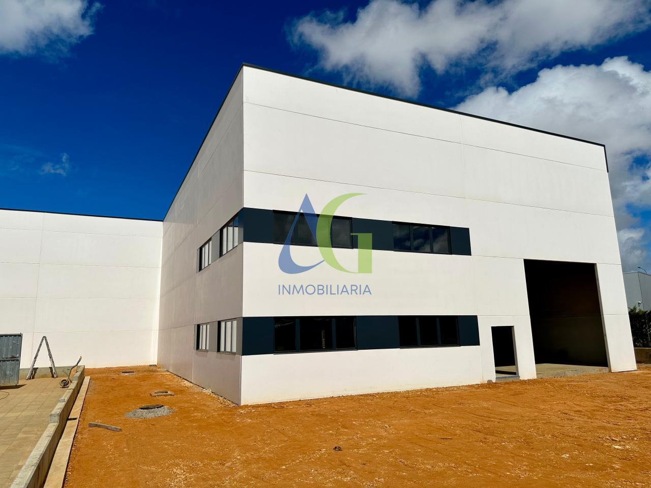 SE ALQUILA NAVE DE 4.500M EN EL POLIGONO  INDUSTRIAL DE VILLADANGOS EN LEON
