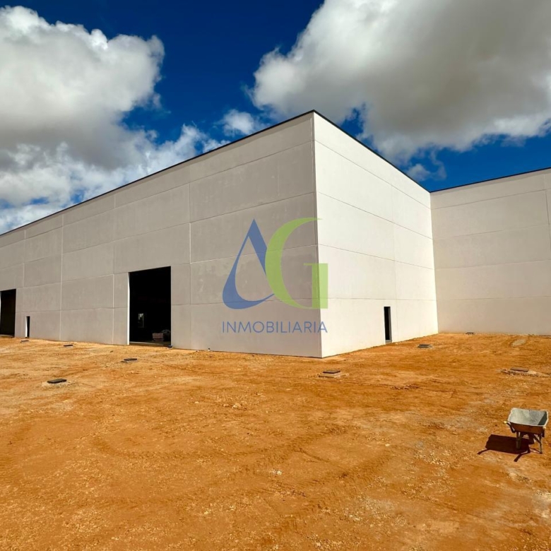 SE ALQUILA NAVE DE 4.500M EN EL POLIGONO  INDUSTRIAL DE VILLADANGOS EN LEON