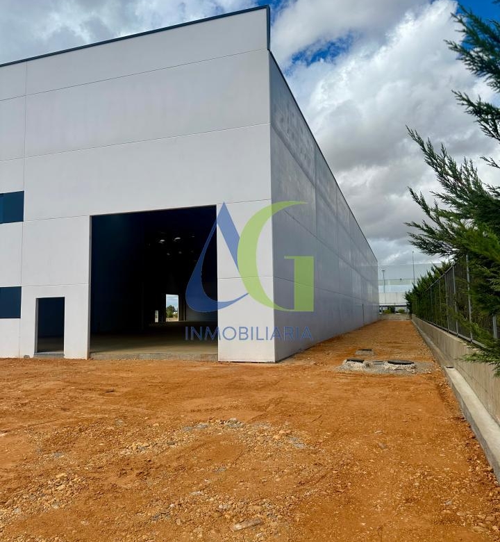 SE ALQUILA NAVE DE 4.500M EN EL POLIGONO  INDUSTRIAL DE VILLADANGOS EN LEON