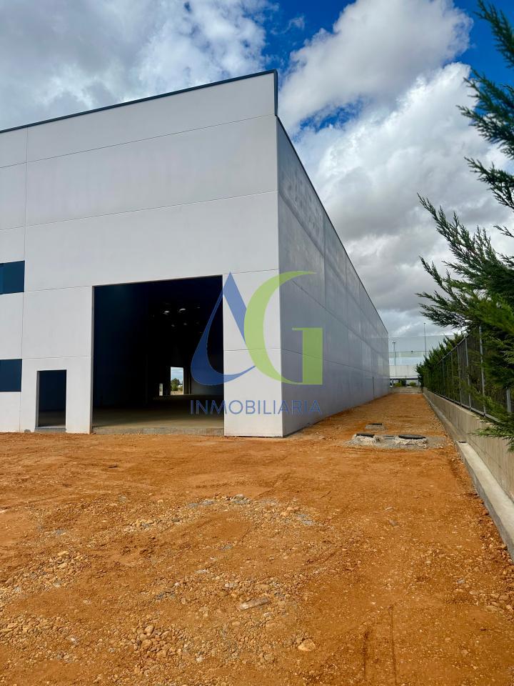 SE ALQUILA NAVE DE 4.500M EN EL POLIGONO  INDUSTRIAL DE VILLADANGOS EN LEON