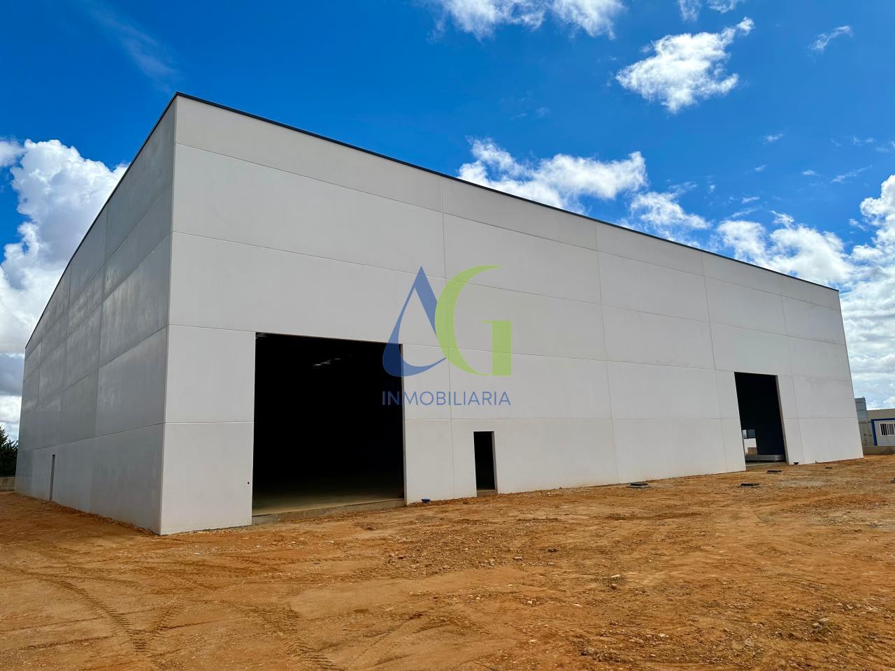 SE ALQUILA NAVE DE 4.500M EN EL POLIGONO  INDUSTRIAL DE VILLADANGOS EN LEON