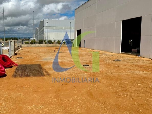 SE ALQUILA NAVE DE 4.500M EN EL POLIGONO  INDUSTRIAL DE VILLADANGOS EN LEON