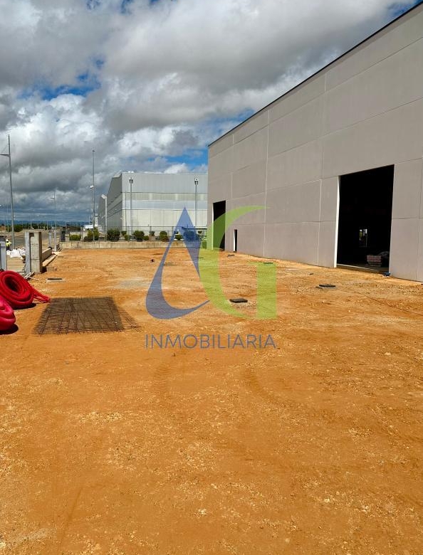 SE ALQUILA NAVE DE 4.500M EN EL POLIGONO  INDUSTRIAL DE VILLADANGOS EN LEON