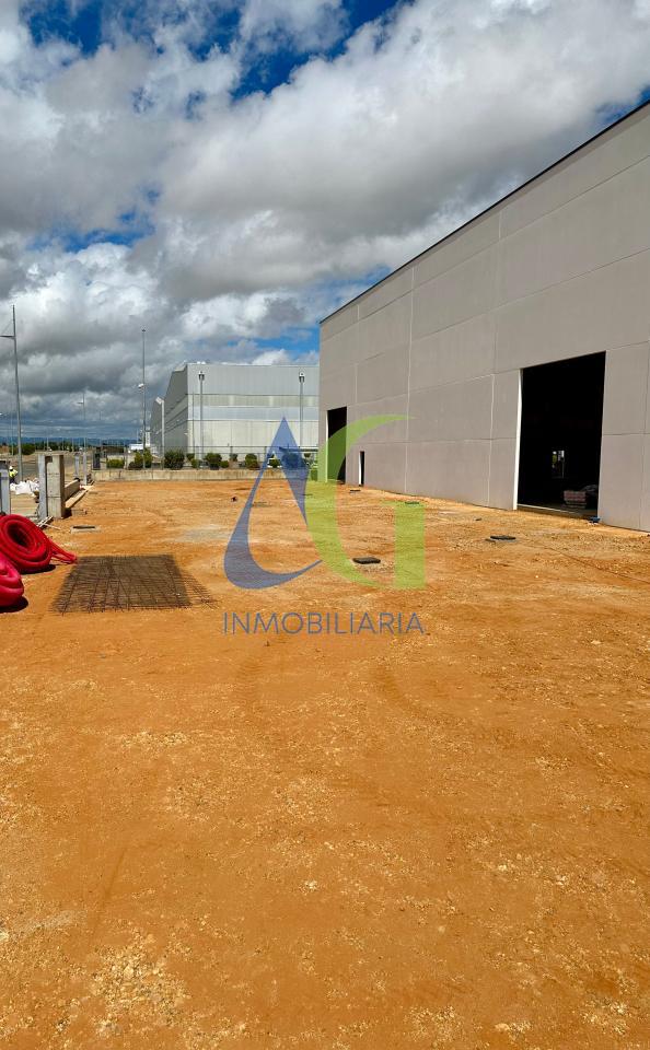 SE ALQUILA NAVE DE 4.500M EN EL POLIGONO  INDUSTRIAL DE VILLADANGOS EN LEON