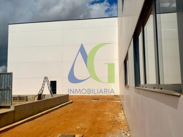 SE ALQUILA NAVE DE 4.500M EN EL POLIGONO  INDUSTRIAL DE VILLADANGOS EN LEON