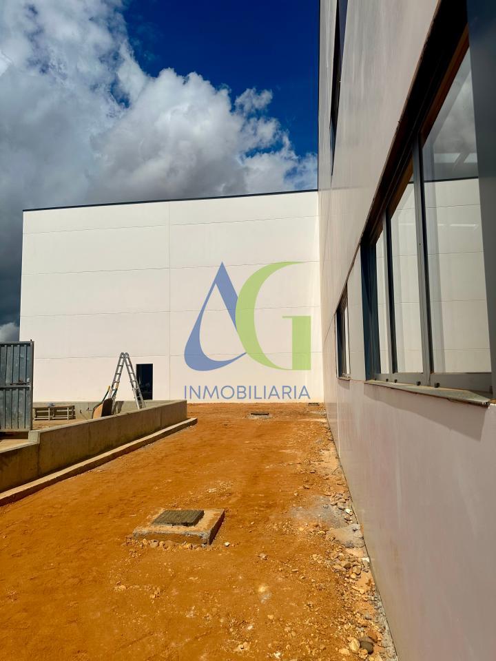 SE ALQUILA NAVE DE 4.500M EN EL POLIGONO  INDUSTRIAL DE VILLADANGOS EN LEON