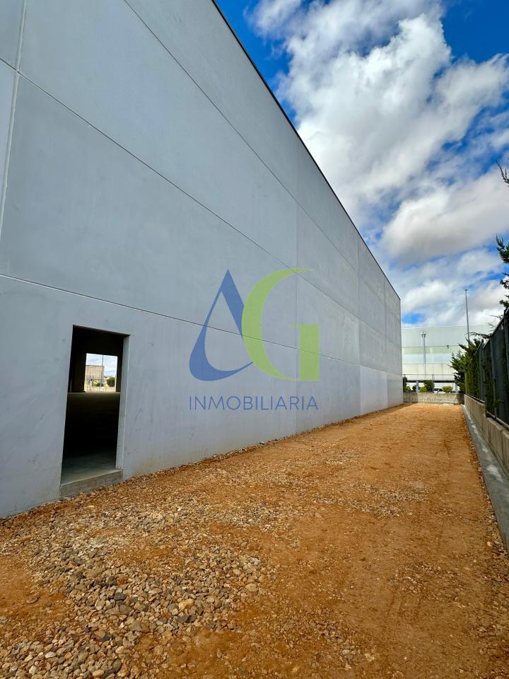 SE ALQUILA NAVE DE 4.500M EN EL POLIGONO  INDUSTRIAL DE VILLADANGOS EN LEON