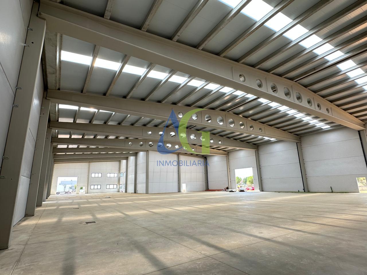 SE ALQUILA NAVE DE 4.500M EN EL POLIGONO  INDUSTRIAL DE VILLADANGOS EN LEON