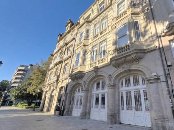 Local 180 m² con licencia y terraza en Plaza de Compostela – Montero Ríos
