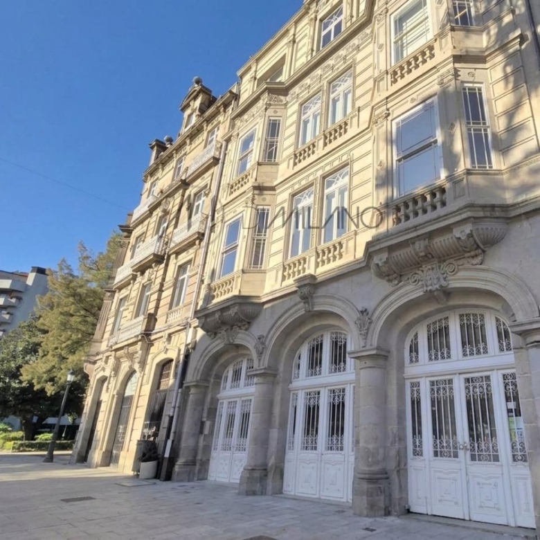Local 180 m² con licencia y terraza en Plaza de Compostela – Montero Ríos